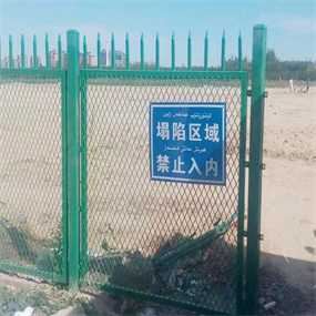 景區(qū)護(hù)欄網(wǎng)又稱山地防護(hù)網(wǎng)，公園護(hù)欄網(wǎng)